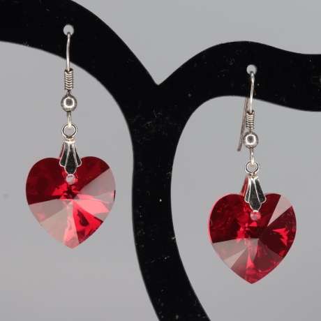 925er Ohrringe mit Swarovski® Herzen 18mm siam AB