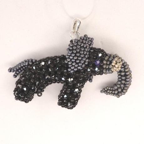 Elefant aus Miyukis mit Swarovski® Xilions in jet 2x hematite