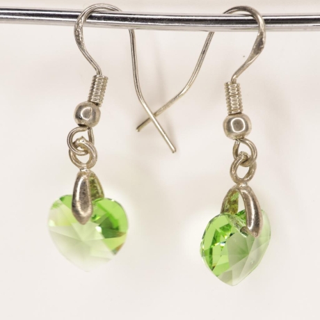 Sterlingsilberohrringe mit Swarovski® Herzen 10mm peridot