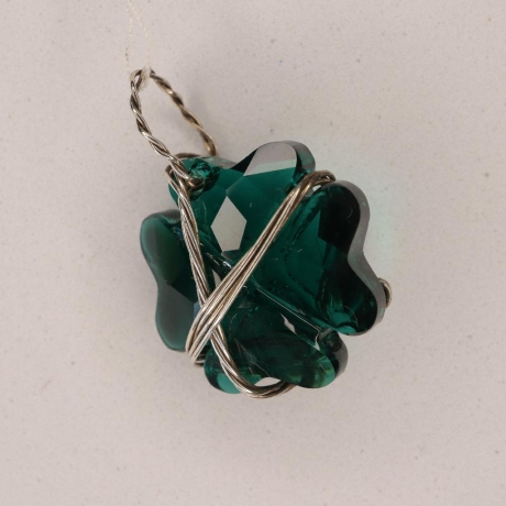 Anhänger mit Swarovski® Kleeblatt 19 mm emerald in 925er Draht