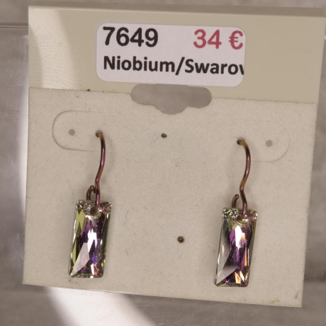 Handmade Niobium Ohrringe mit Swarovski® Queens Baguette