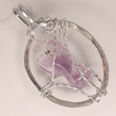 Anhänger Amethyst Engel in gehämmerten Aluminiumdraht gefasst