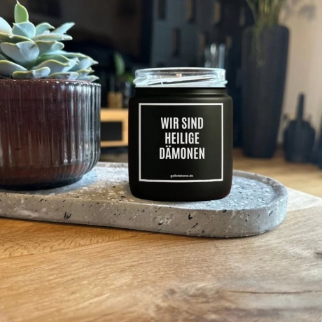 Duftkerze „BO! WIR SIND HEILIGE DÄMONEN“ – Geburtstagsgeschenk