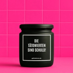 Duftkerze „DIE TÄTOWIERTEN SIND SCHULD!“ – Dankeschön Geschenk