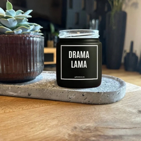Duftkerze „Drama Lama“ – Wichtelgeschenk Büro