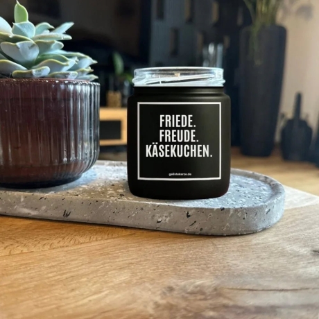 Duftkerze „Friede. Freude. Käsekuchen.“