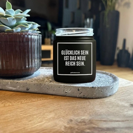 Duftkerze „GLÜCKLICH SEIN IST DAS NEUE REICH SEIN.“