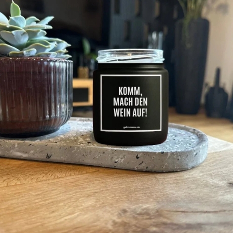 Duftkerze „KOMM, MACH DEN WEIN AUF!“ – Geschenk für Weinliebhaber