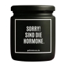 Duftkerze „SORRY! SIND DIE HORMONE.“ – Geschenk Kollege