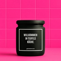 Duftkerze „WILLKOMMEN IN TEUFELS KÜCHE.“ – Geschenk mit Spruch