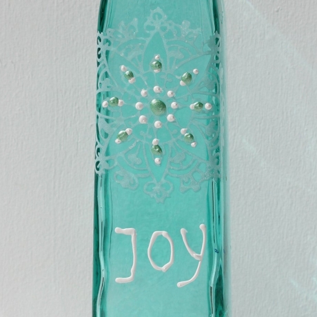 Glas Flasche in Türkis Blau Weiß, bemalt mit Schriftzug Joy