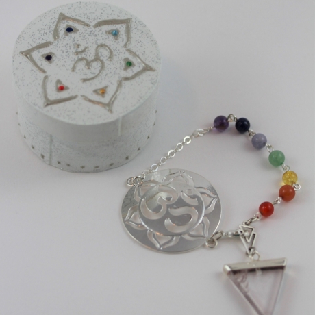 Bergkristall Pendel Armband mit Om Anhänger und Chakra Perlen