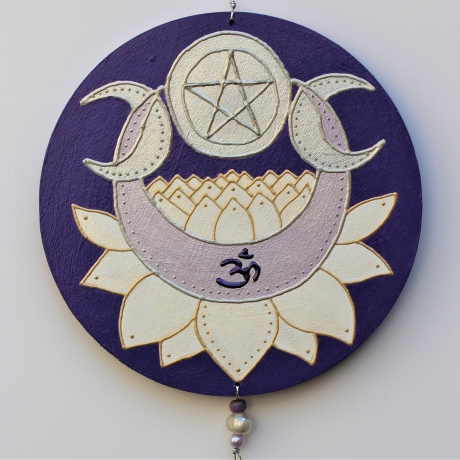 Wand Dekoration in Lila mit Pentagram Mond Lotus und Om Symbol