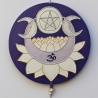 Wand Dekoration in Lila mit Pentagram Mond Lotus und Om Symbol