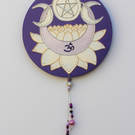 Wand Dekoration in Lila mit Pentagram Mond Lotus und Om Symbol