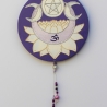Wand Dekoration in Lila mit Pentagram Mond Lotus und Om Symbol