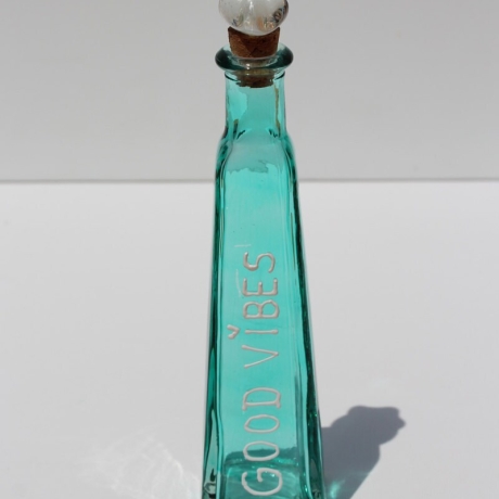 Glas Flasche in Türkis Blau Weiß mit Schriftzug Good Vibes