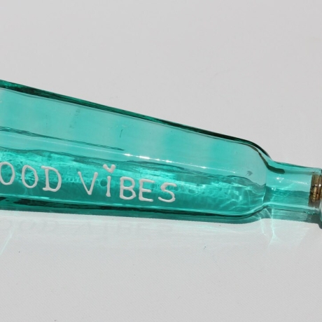 Glas Flasche in Türkis Blau Weiß mit Schriftzug Good Vibes