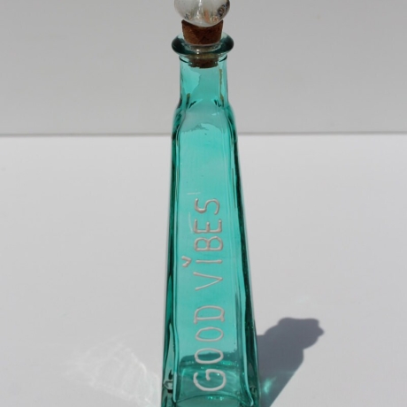 Glas Flasche in Türkis Blau Weiß mit Schriftzug Good Vibes