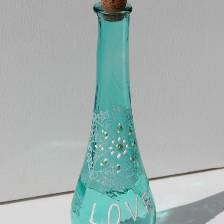 Bemalte Glas Flasche in Türkis Blau Weiß mit Schriftzug Love