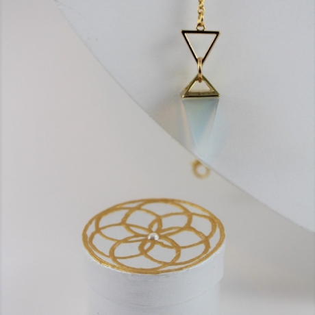Pendel Armband mit Opalit Mondstein Pyramide und Blume des Lebens