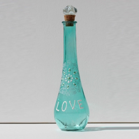 Bemalte Glas Flasche in Türkis Blau Weiß mit Schriftzug Love