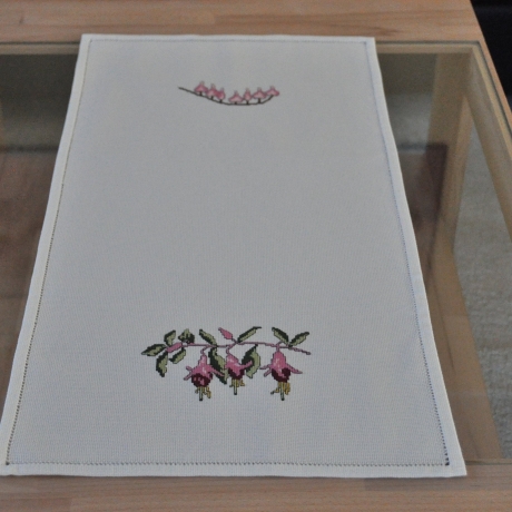 Tischläufer BLUMEN IN ROSA gestickt, kreuzstich