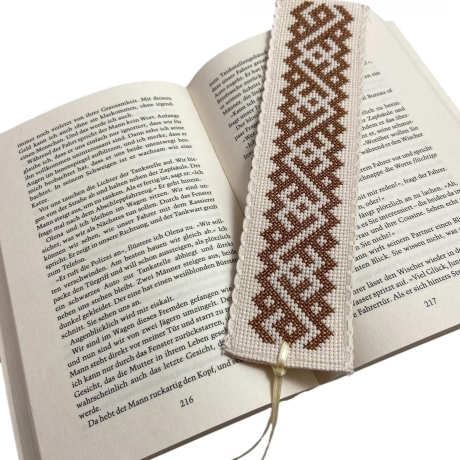 Gesticktes Lesezeichen mit geometrischem Motiv in braun