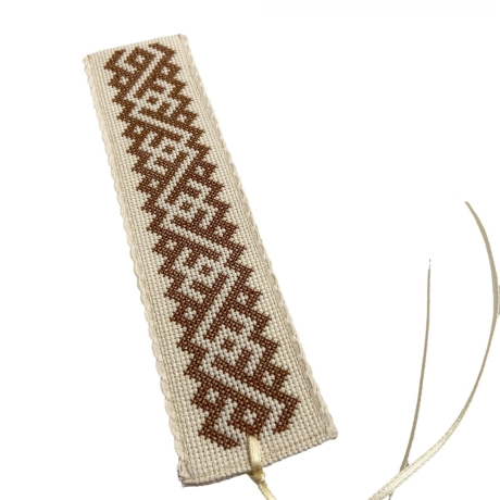 Gesticktes Lesezeichen mit geometrischem Motiv in braun