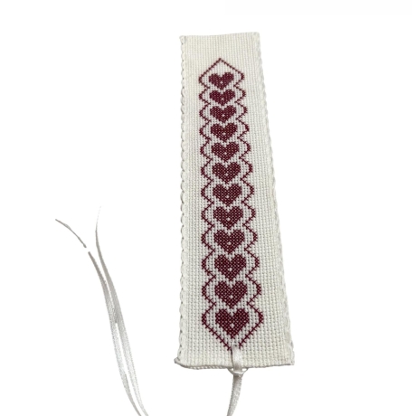 Gesticktes Lesezeichen mit Herzen in Burgund