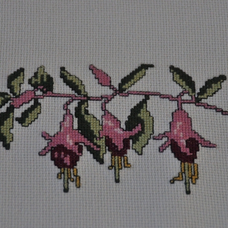 Tischläufer BLUMEN IN ROSA gestickt, kreuzstich