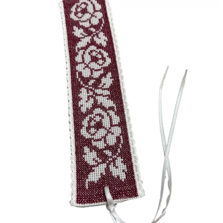 Gesticktes Lesezeichen mit Rosen auf dem Hintergrund in burgund