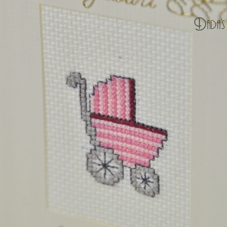 Gestickte Geburtskarte creme mit rosa Kinderwagen
