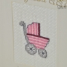 Gestickte Geburtskarte creme mit rosa Kinderwagen