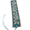 Gesticktes Lesezeichen mit Rosen auf blauem Hintergrund