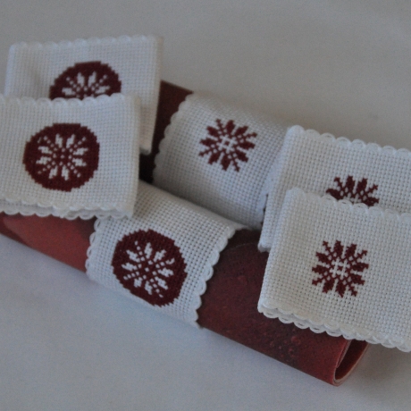 Gestickte Serviettenringe Schneeflocke rot