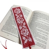 Gesticktes Lesezeichen mit Rosen auf rotem Hintergrund