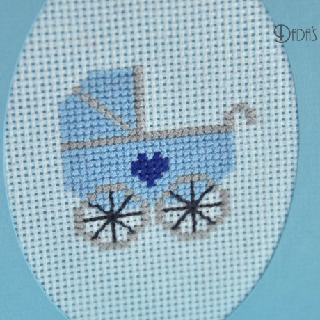 Gestickte Geburtskarte blau mit Kinderwagen in blau