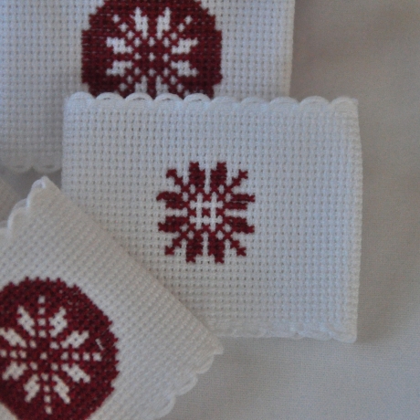 Gestickte Serviettenringe Schneeflocke rot