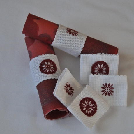 Gestickte Serviettenringe Schneeflocke rot