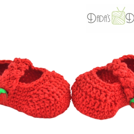 Babyschuhe gehäkelt mit Erdbeeren-Knopf Gr. ca 14