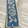 Gesticktes Lesezeichen mit Rosen auf blauem Hintergrund
