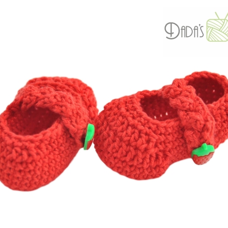 Babyschuhe gehäkelt mit Erdbeeren-Knopf Gr. ca 14