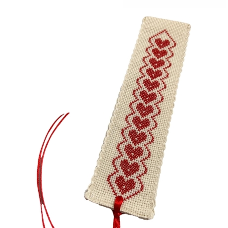 Gesticktes Lesezeichen mit roten Herzen