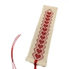 Gesticktes Lesezeichen mit roten Herzen