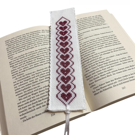 Gesticktes Lesezeichen mit Herzen in Burgund