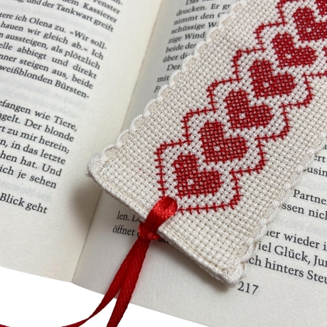 Gesticktes Lesezeichen mit roten Herzen
