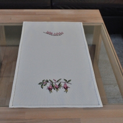 Tischläufer BLUMEN IN ROSA gestickt, kreuzstich