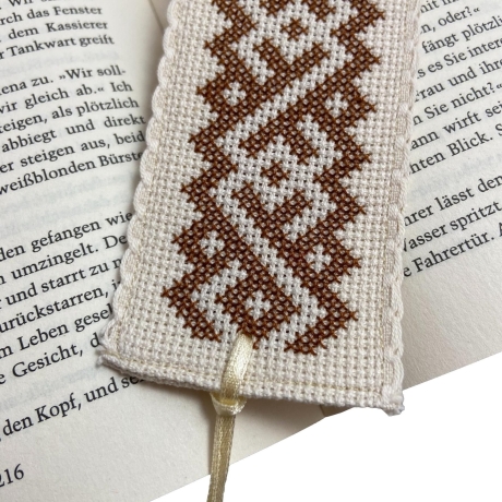 Gesticktes Lesezeichen mit geometrischem Motiv in braun