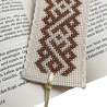 Gesticktes Lesezeichen mit geometrischem Motiv in braun